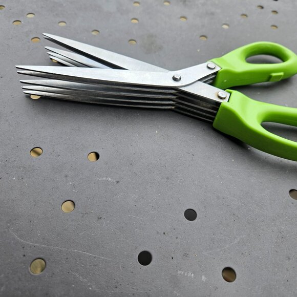 5 Bladed Herb Scissor/Paper Shredder - Picture 3 of 5